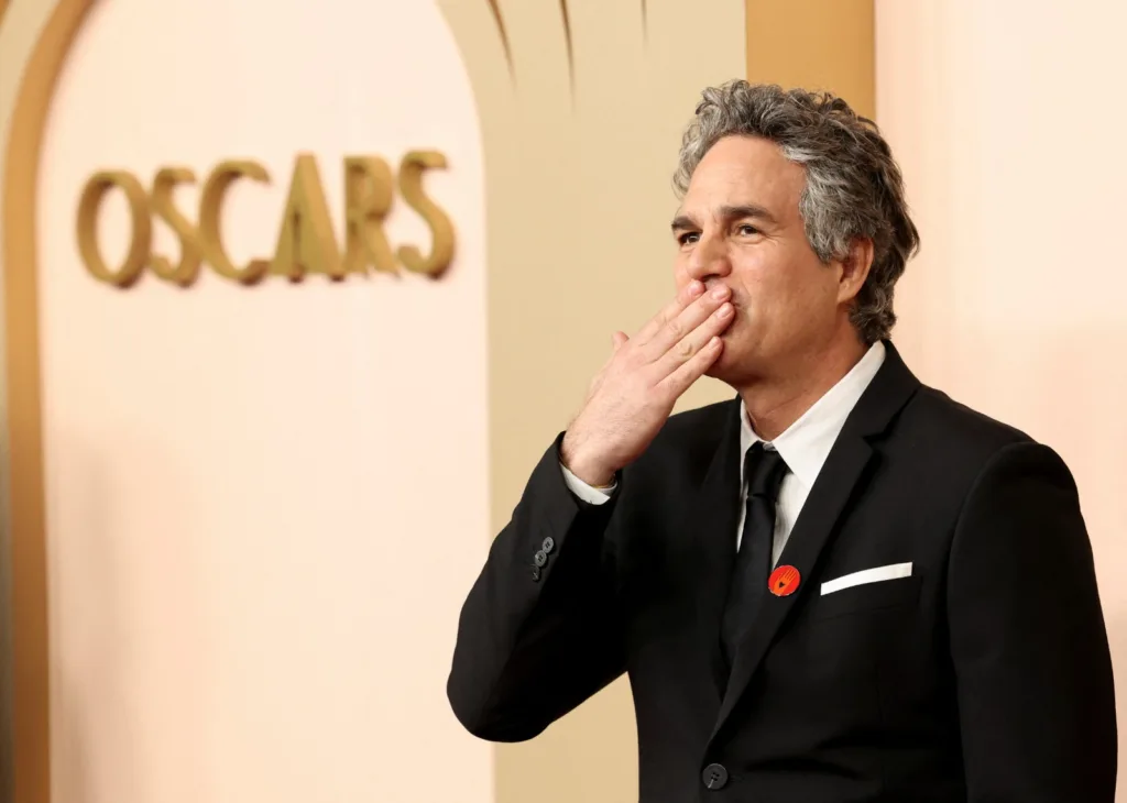 Mark ruffalo wearing pin at oscars for ceasefire at Gaza crisis